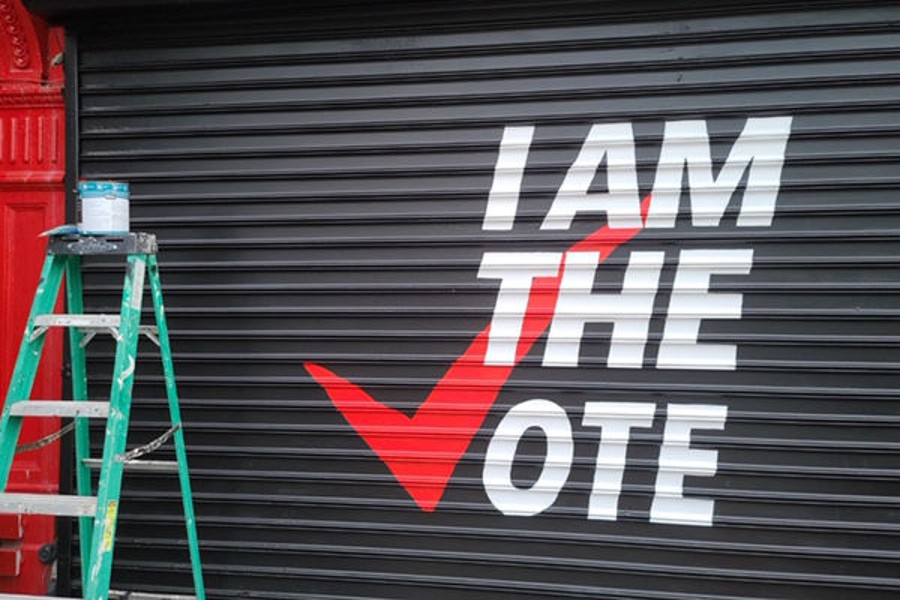 "Yo soy el voto" (I am the vote) pintado en una puerta metálica comercial